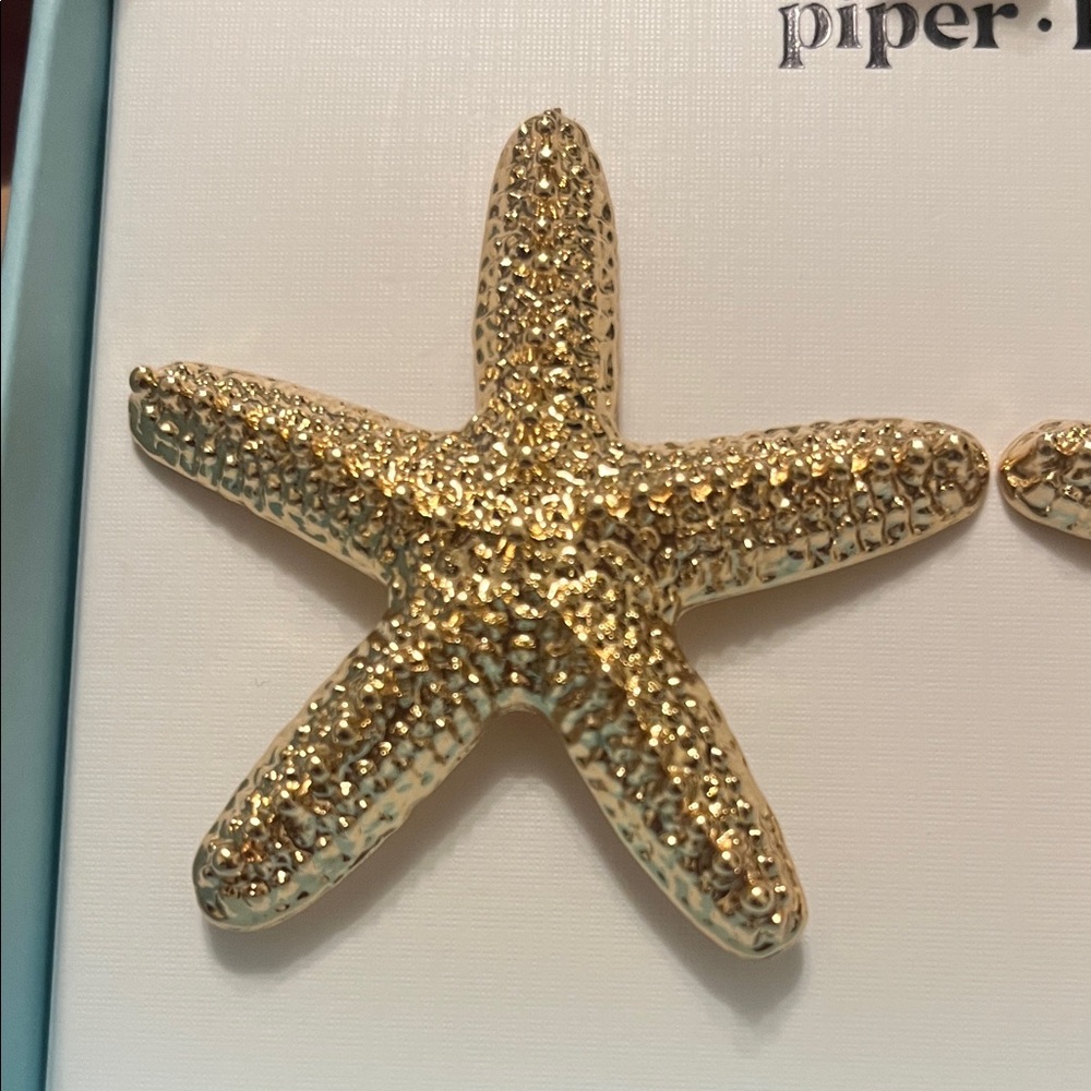 Piper•k Gold Starfish Earrings - Picture 2 of 6